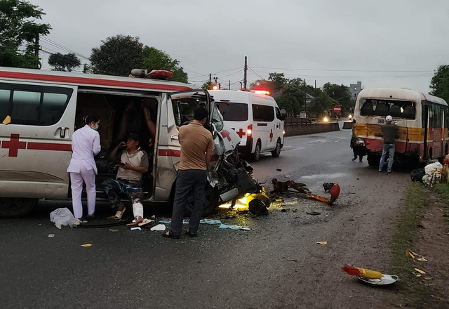 Xe cứu thương gặp nạn trên đường chở người chết về quê án táng, 2 người bị thương nặng