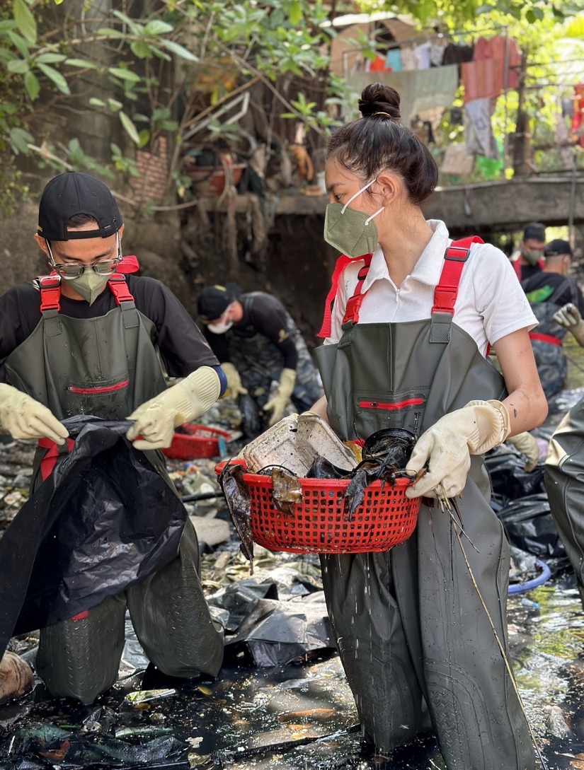 Hoa hậu Thùy Tiên 'lăn xả' lội kênh dọn dẹp bãi rác khủng đen kịt khiến nhiều người nể phục