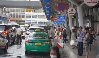 Thu phí taxi ra vào sân bay Tân Sơn Nhất, Bộ GTVT yêu cầu rà soát