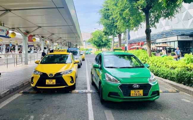 Thu phí taxi ra vào sân bay Tân Sơn Nhất, Bộ GTVT yêu cầu rà soát