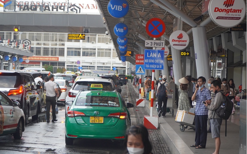 Thu phí taxi ra vào sân bay Tân Sơn Nhất, Bộ GTVT yêu cầu rà soát