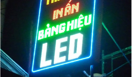 Chạm vào mối hở của bảng hiệu đèn led, bé trai 3 tuổi bị điện giật tử vong