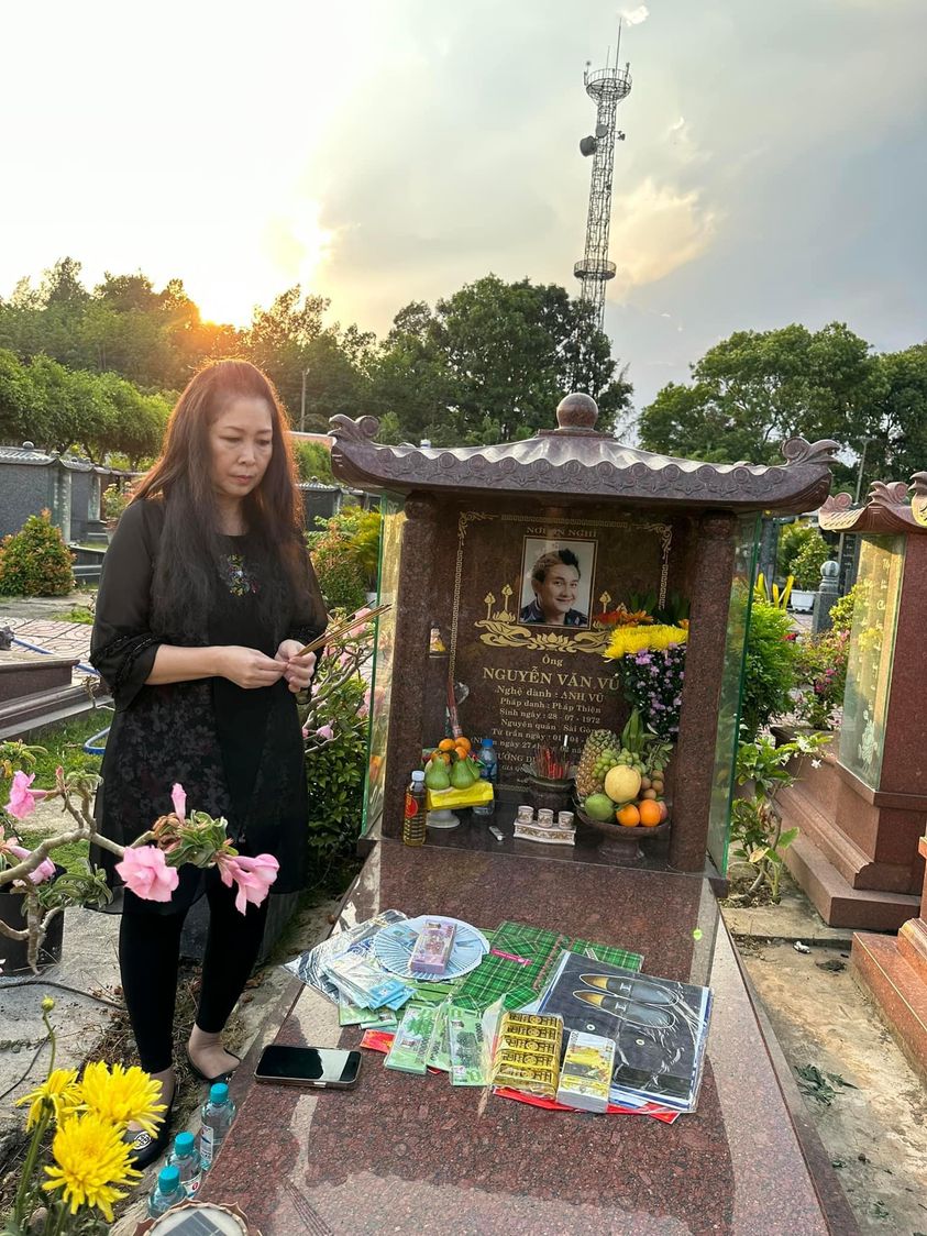 NSND Hồng Vân làm giỗ cho nghệ sĩ hài Anh Vũ, diễn viên Mai Phương tại nơi có nhiều kỷ niệm