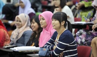 Nhiều người trẻ Malaysia ngại học đại học