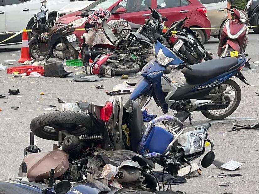 Ô tô tông liên hoàn hàng chục xe máy, 17 người bị thương