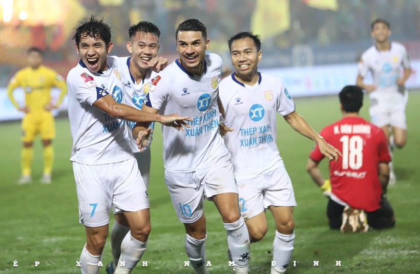 Đánh bại Sông Lam Nghệ An, Nam Định chiếm ngôi đầu V.League