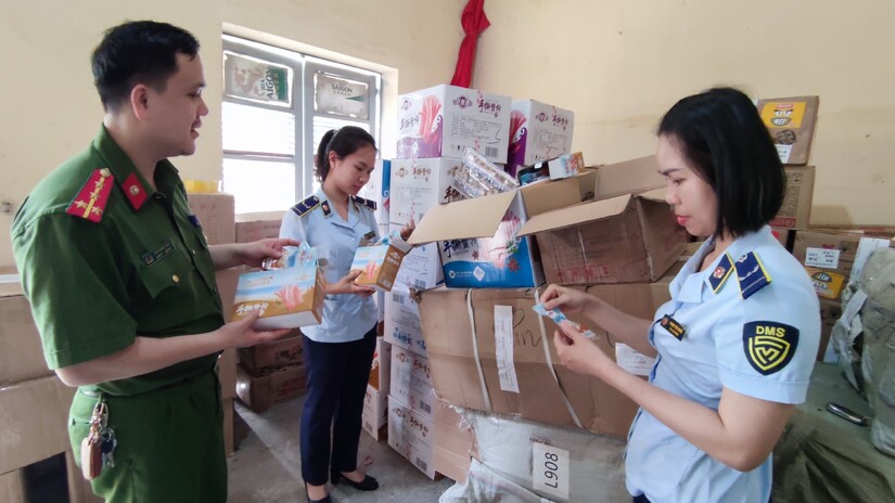  Kịp thời bắt giữ gần ​​13.000 thanh cua ăn liền và kẹo dẻo không rõ nguồn gốc bán online ở Lào Cai