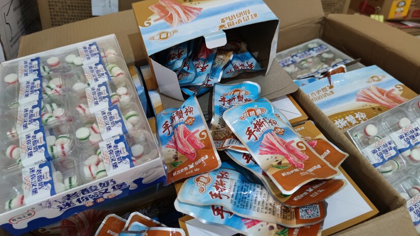 Kịp thời bắt giữ gần ​​13.000 thanh cua ăn liền và kẹo dẻo không rõ nguồn gốc bán online ở Lào Cai