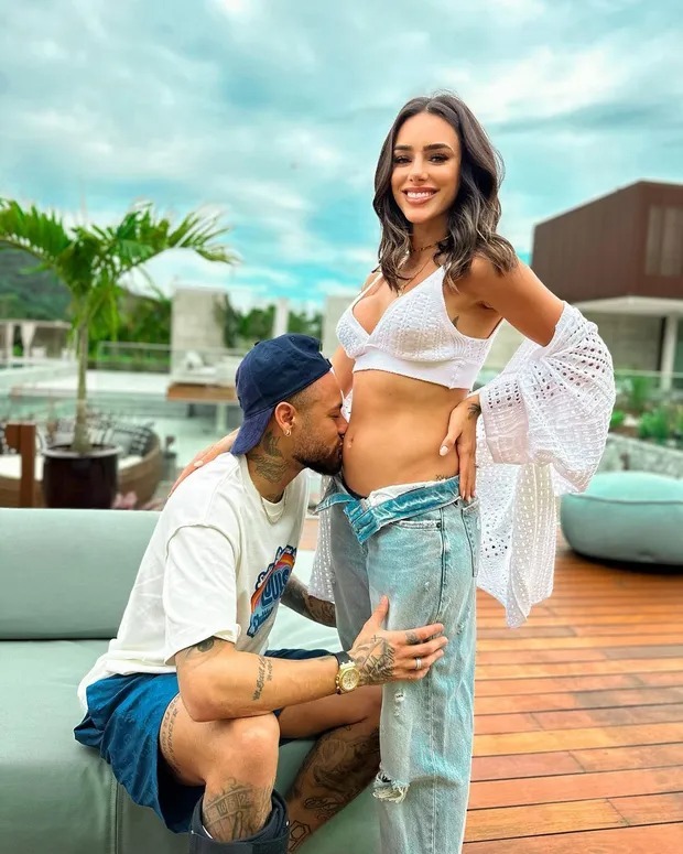 Tiền đạo Neymar và bạn gái nóng bỏng thông báo có con đầu lòng