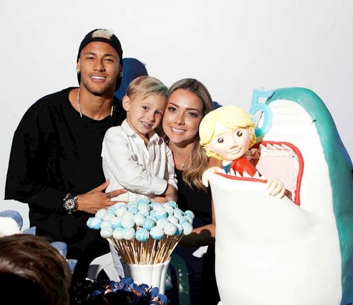Tiền đạo Neymar và bạn gái nóng bỏng thông báo có con đầu lòng