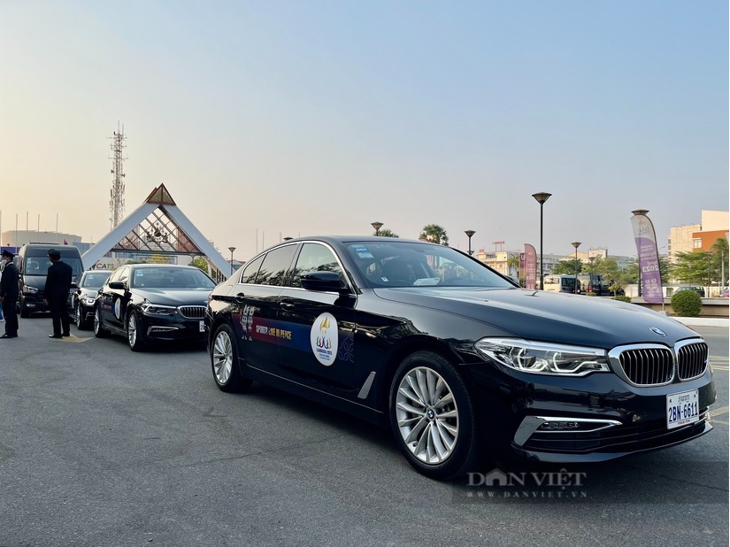 Campuchia chơi sang, dùng toàn xe BMW đưa đón các đoàn ở SEA Games 32