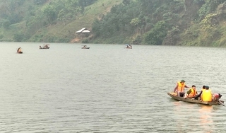Nỗ lực tìm kiếm 2 nạn nhân mất tích trong vụ lật thuyền chở 7 người trên sông Lô