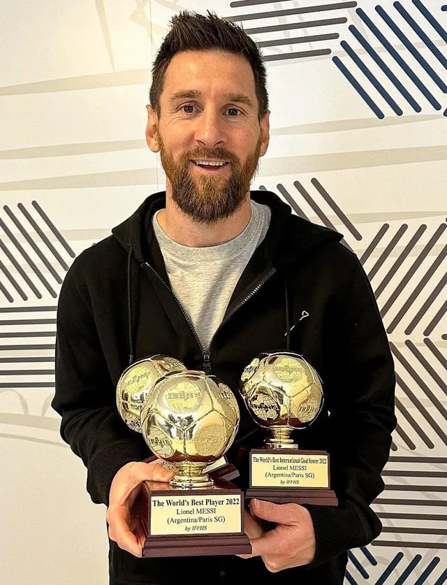 Messi lần đầu tiên nhận giải Cầu thủ hay nhất thế giới