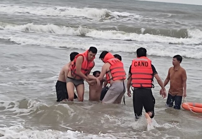 Kịp thời cứu nhiều du khách bị sóng dữ cuốn trôi khi tắm biển tại Thừa Thiên Huế