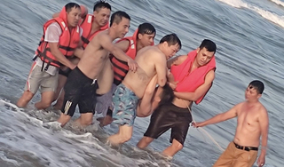 Kịp thời cứu nhiều du khách bị sóng dữ cuốn trôi khi tắm biển tại Thừa Thiên Huế