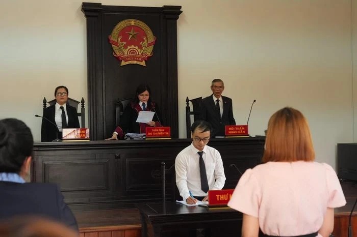 Tạm dừng xét xử tranh chấp Thùy Tiên và bà Đặng Thùy Trang