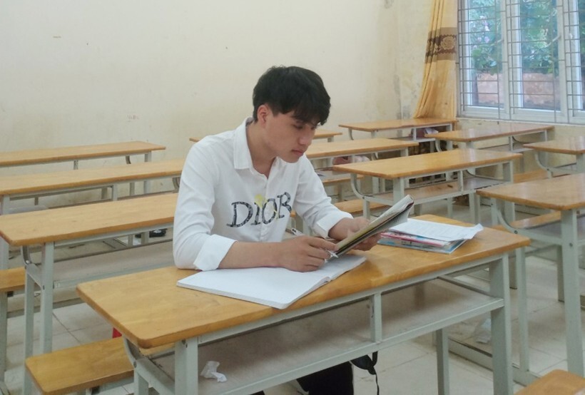 Cậu học trò người Mông vượt khó viết ước mơ nơi đại ngàn