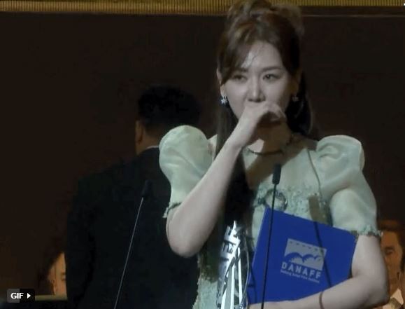 Trấn Thành bận ghi hình, Hari Won đại diện chồng nhận giải