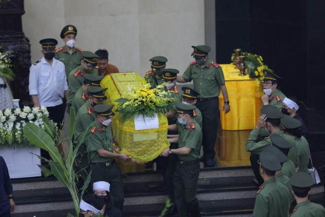 Tang lễ 4 bà cháu tử vong trong vụ cháy nhà tại Hà Nội: Người thân, bạn bè đau đớn tuột cùng 
