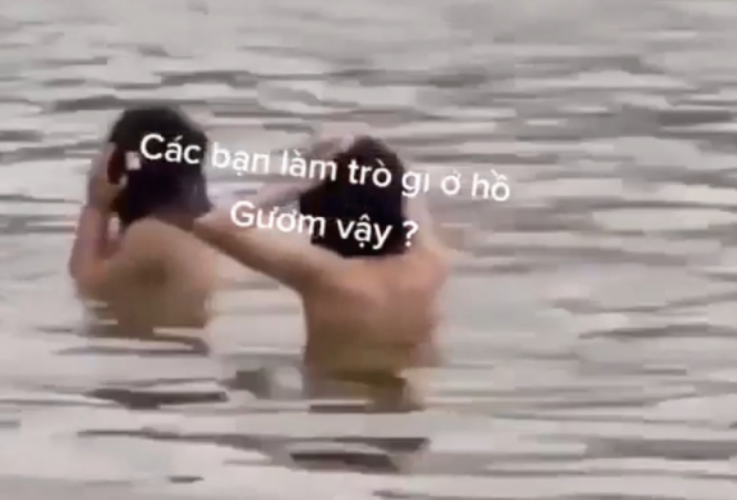 Truy tìm 2 thiếu nữ tắm ở hồ Hoàn Kiếm gây xôn xao mạng xã hội