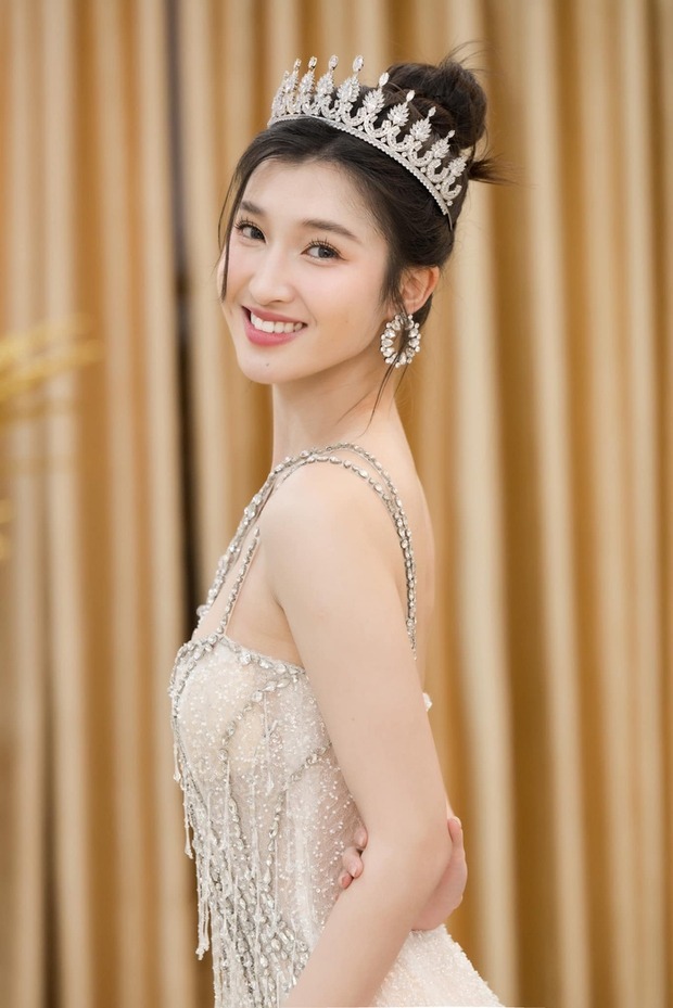 Á hậu Phương Nhi chính thức đại diện Việt Nam thi Hoa hậu Quốc tế