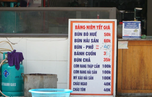 Xử phạt quán ăn vụ suất bún 35.000 đồng chỉ có 2 miếng chả ở Sầm Sơn