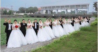 Bức ảnh 12 bà mặc váy cưới ở Hải Dương gây sốt cộng đồng mạng