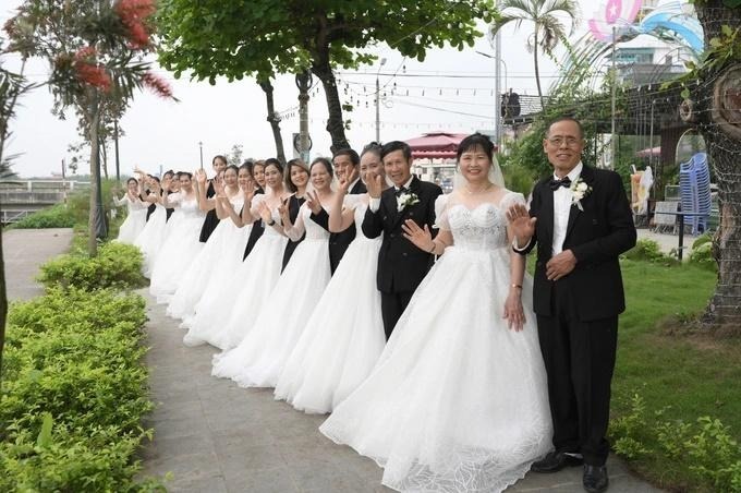 Bức ảnh 12 cụ bà mặc váy cưới ở Hải Dương gây sốt cộng đồng mạng