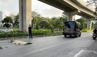 Xe limousine va chạm với người đi đường trên phố Hoàng Cầu, một cụ bà tử vong