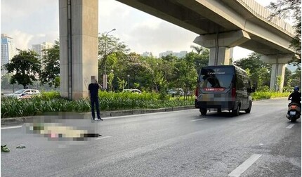 Xe limousine va chạm với người đi đường trên phố Hoàng Cầu, một cụ bà tử vong