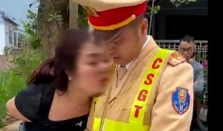 Người phụ nữ ở Thanh Hoá xé biên bản, đòi 'hôn' CSGT lĩnh 20 tháng tù