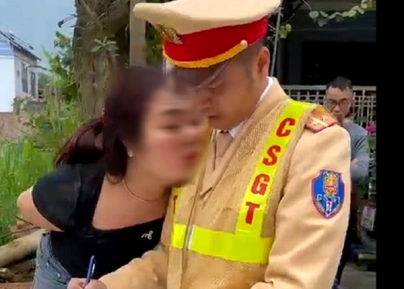 Người phụ nữ ở Thanh Hoá xé biên bản, đòi hôn CSGT lĩnh 20 tháng tù