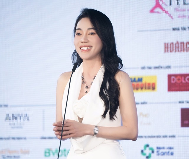 Hoa hậu Mai Phương lên tiếng trước tin đồn bị công ty chủ quản ngó lơ