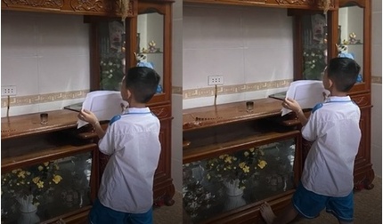 Xúc động hình ảnh cậu bé lớp 1 khoe giấy khen trước di ảnh người bố đã mất
