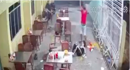 Truy tìm kẻ đánh dã man một phụ nữ trong quán ăn