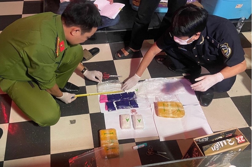 Quảng Trị: Bắt giữ 2 nghi phạm vận chuyển 18.000 viên ma túy từ Lào về Việt Nam