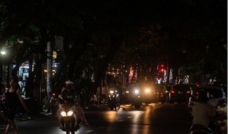 Ngỡ ngàng với hình ảnh đường phố Hà Nội buổi tối khi cắt giảm tiêu thụ điện công cộng 
