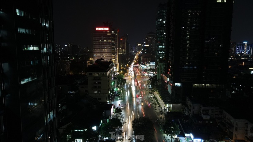 Ngỡ ngàng với hình ảnh đường phố Hà Nội buổi tối khi cắt giảm tiêu thụ điện công cộng 