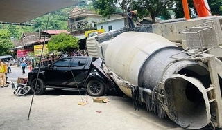 Lào Cai: Lật xe bồn chở bê tông, 3 người cùng gia đình tử vong