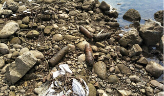 Hạ lưu sông Đà cạn trơ đáy, người dân phát hiện nhiều quả đạn pháo