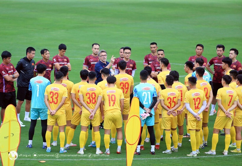HLV Troussier chốt danh sách đội tuyển Việt Nam đấu Hong Kong