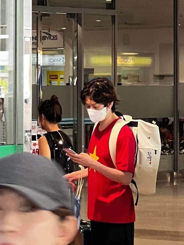 Hee Chul (Super Junior) mặc áo cờ đỏ sao vàng sang Việt Nam