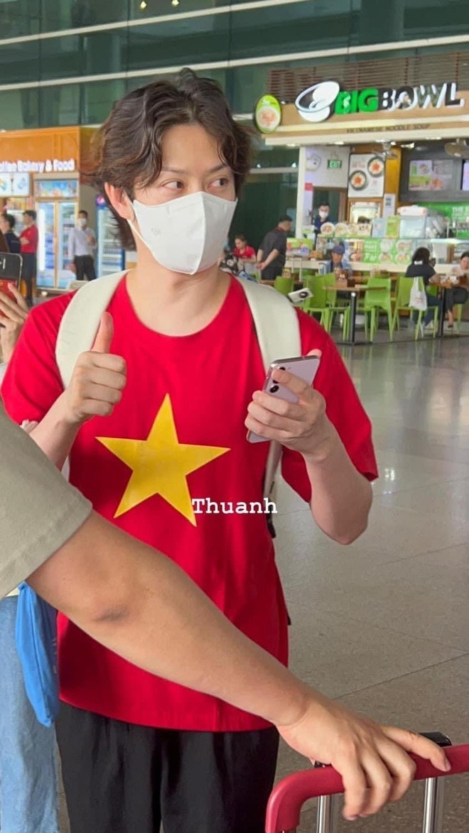 Hee Chul (Super Junior) mặc áo cờ đỏ sao vàng sang Việt Nam