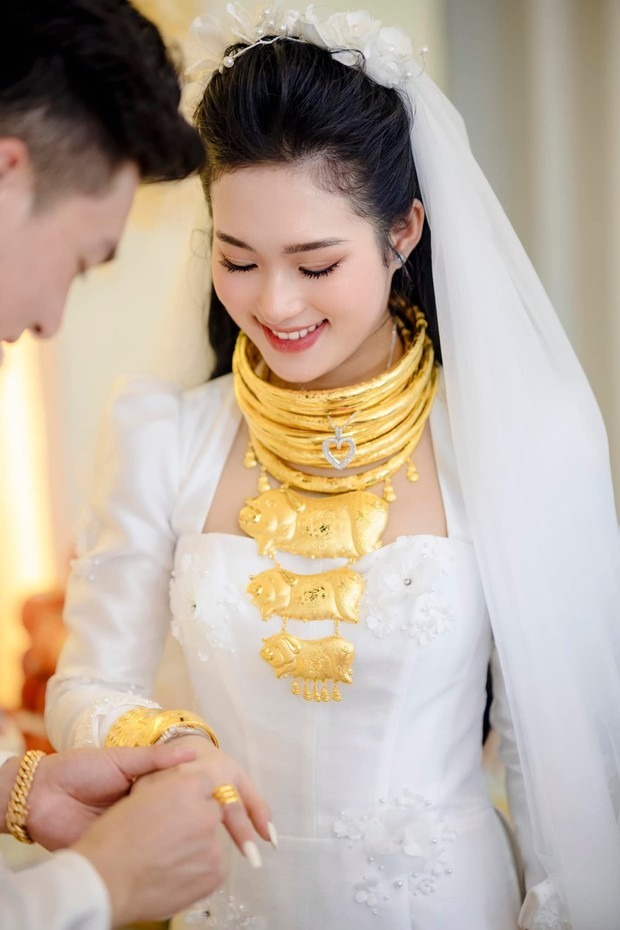 Cô dâu Long An nhận hồi môn 14 cây vàng, nhà 500.000 USD, đám cưới đãi cỗ chay