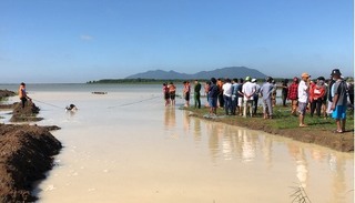 Đi đánh cá, cha và 2 con nhỏ đuối nước thương tâm