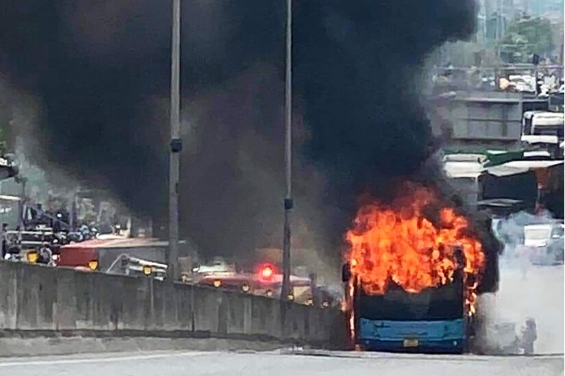 Hà Nội: Xe bus bốc cháy dữ dội trên đường vành đai 3