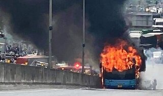 Hà Nội: Xe bus bốc cháy dữ dội trên đường vành đai 3