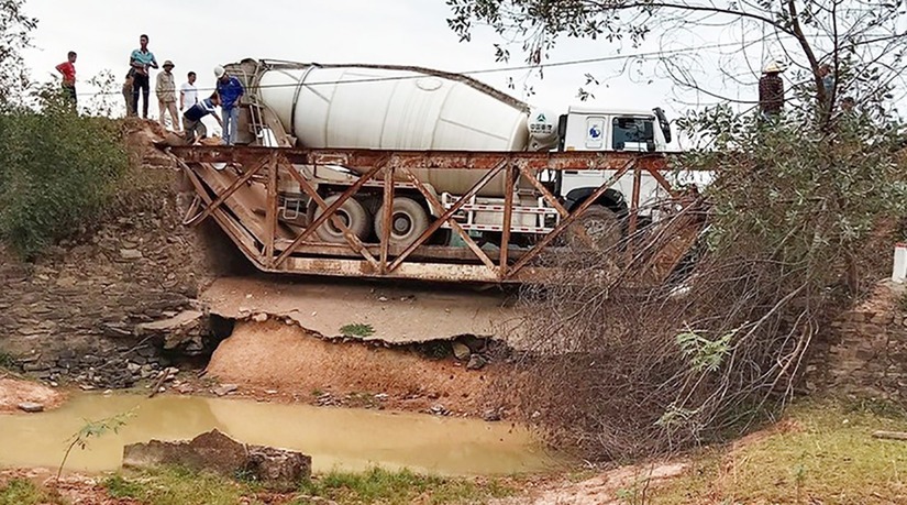 Xe bồn trộn bê tông làm sập cầu ở Nghệ An rồi mắc kẹt giữa lòng kênh