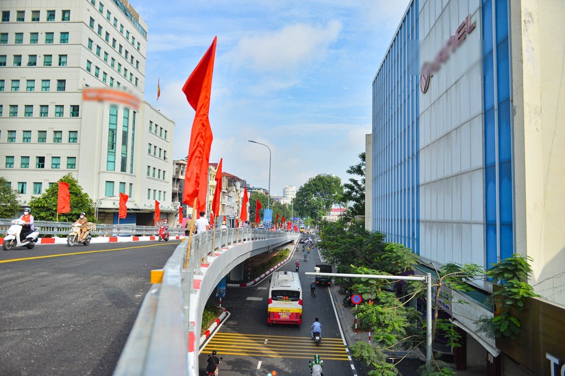 Thông xe cầu vượt chữ C đầu tiên, gần 150 tỉ đồng tại Hà Nội