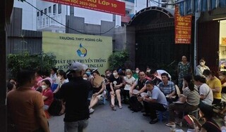 Hàng trăm phụ huynh ở Hà Nội 'vạ vật' nguyên đêm trước cổng trường giành suất vào lớp 10 cho con